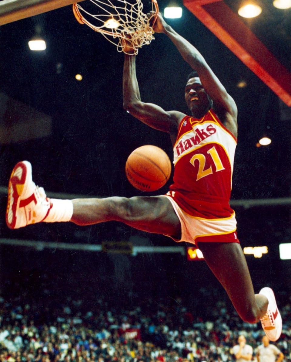 En foto de archivo del 6 de febrero de 1988 Dominique Wilkins de los Hawks de Atlanta clava el balón en el concurso de volcadas y que perdió ante Michael Jordan. El 14 de febrero del 2020 el ex jugador recordó el certamen que muchos aseguran debió ganar.. (Charles Cherney/Chicago Tribune via AP)