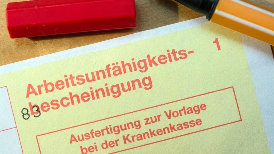 Mitten in der Corona-Pandemie ist der Krankenstand unter den Beschäftigten auf ein Rekordtief gesunken. So war er bei der Techniker Krankenkasse (TK) im ersten Quartal so niedrig wie seit 13 Jahren nicht mehr, wie aus Daten der Kasse hervorgeht.