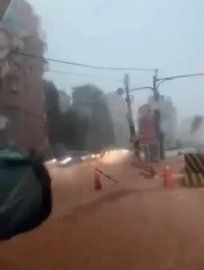 超大雷雨造成淹水，許多機車拋錨被卡在半路，動彈不得。(圖／翻攝畫面)