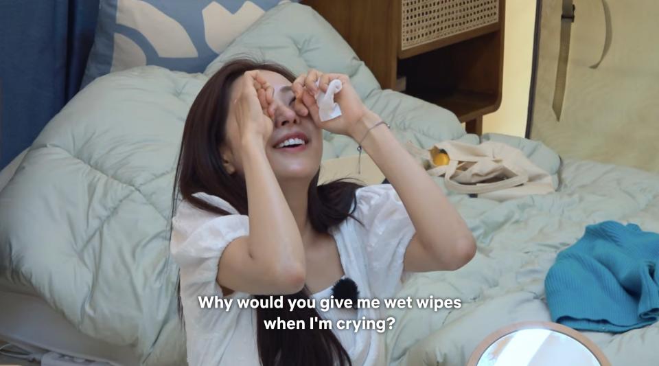 Seul-ki laughs while she wipes her tears asking Jong-woo why he gave her a wet wipe when she's crying