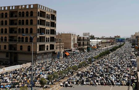 Followers of the Shi'ite al-Houthi movement perform the weekly Friday prayers on the airport road in Sanaa September 19, 2014. REUTERS/Khaled Abdullah