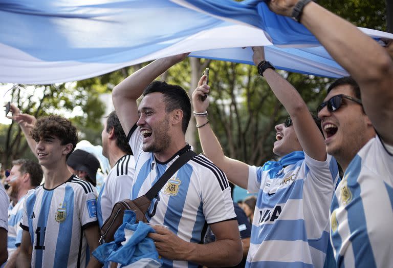 Los hinchas argentinos llegan al Vélodrome, de Marsella; el entrenador de los Pumas resaltó el apoyo.