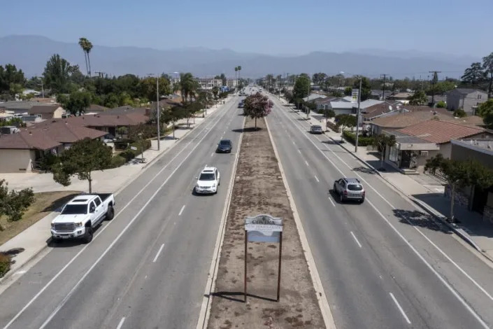 Covina, CA, Tuesday, May 24, 2022 - A barren median on N. Citrus Ave. (Robert Gauthier/Los Angeles Times)