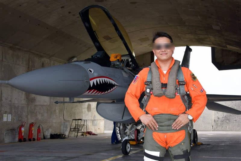 輕航機駕駛54歲的林國裕教官，是前F16與IDF戰鬥機飛行員有相當豐富的飛行經驗。（圖／翻攝畫面）