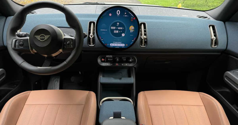 走進車內會立刻被直徑達24cm的互動式中央儀表吸引，不僅設計可愛也相當好上手（圖／劉芯衣攝）。