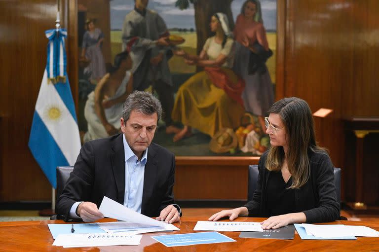 Sergio Massa y Fernanda Raverta reunidos antes de hacer el anuncio