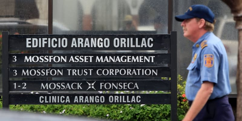 Ein privater Sicherheitsmann geht an der Firmenzentrale von Mossack Fonseca vorbei.<span class="copyright">Alejandro Bolivar/epa/dpa</span>