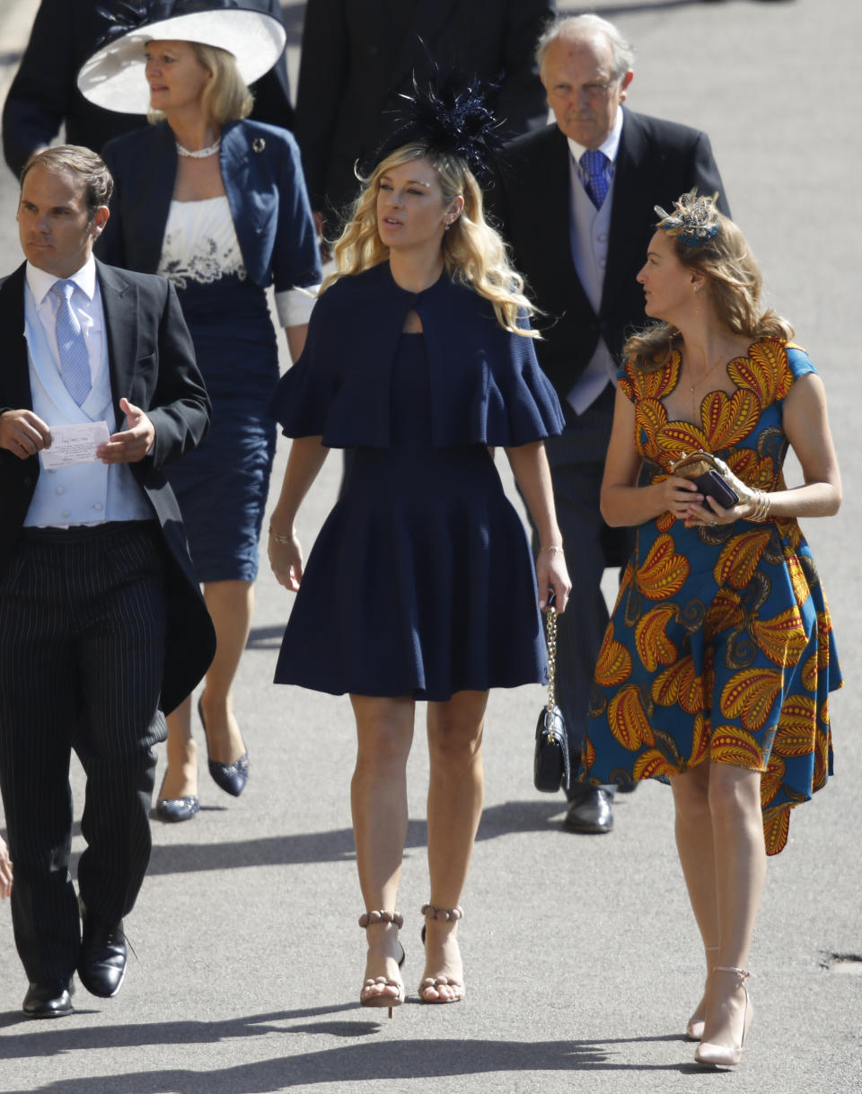 <p>Schräg sieht das dunkelblaue Outfit von Chelsy Davy nicht aus. Aber ein zweiter Blick offenbart, dass die ehemalige Freundin von Prinz Harry doch etwas daneben lag. Eigentlich sieht die royale Etikette Kleider bis zum Knie vor. Aber daran muss sie sich ja schließlich nicht mehr halten. (Bild: Getty Images) </p>