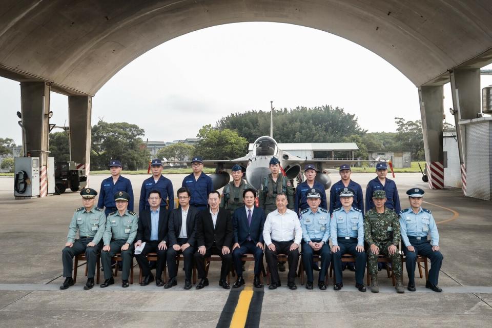  賴清德訪視空軍防空暨飛彈指揮部所屬部隊及空軍第三戰術戰鬥機聯隊。 圖：總統府提供 