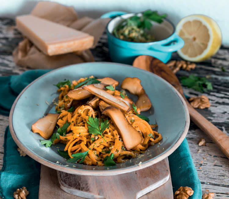 Espaguetis de boniato con setas y pesto de nueces