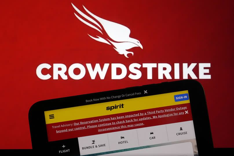 El logotipo de CrowdStrike y una página web de Spirit Airlines se muestran en la pantalla de un ordenador y de un teléfono móvil en Nueva York, el 19 de julio de 2024.