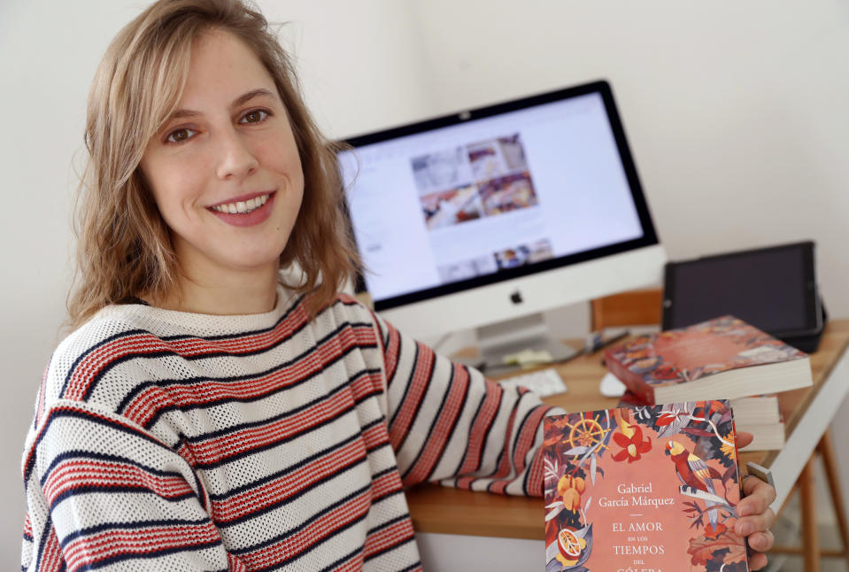 En esta foto del 2 de diciembre del 2019, la artista chilena Luisa Rivera posa en su casa en Londres. Rivera creó las ilustraciones de la nueva edición conmemorativa de "El amor en los tiempos del cólera" de Gabriel García Márquez. (AP Foto/Alastair Grant)