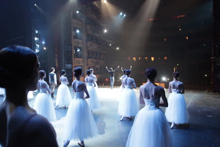 El cuerpo de baile, el saludo final