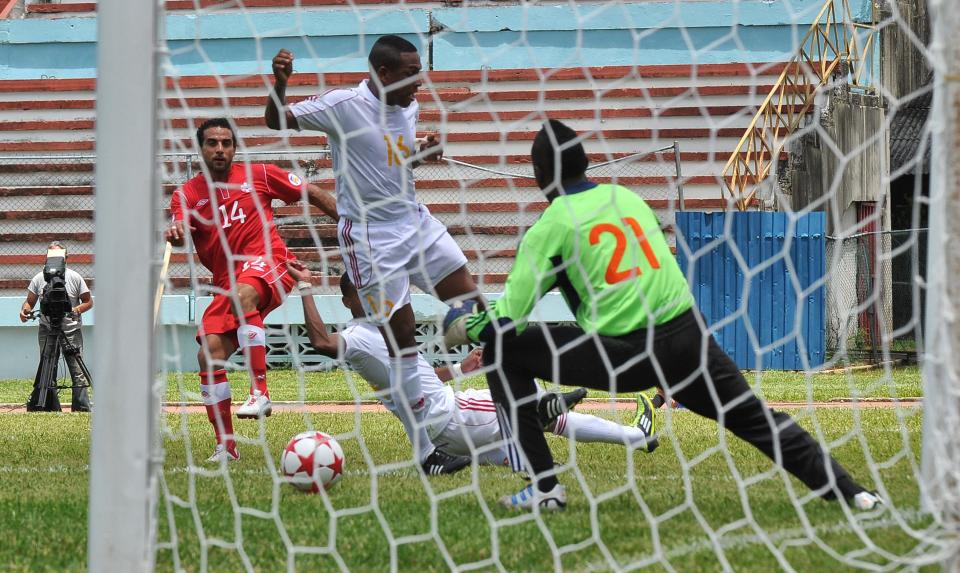 Canadian Dwayne De Rosario (L) kicks the ball during the FIFA World Cup Brazil 2014 CONCACAF qualifier match against Cuba at the Pedro Marrero stadium in Havana on June 8, 2012. Canada won 1-0. AFP PHOTO/ADALBERTO ROQUEADALBERTO ROQUE/AFP/GettyImages