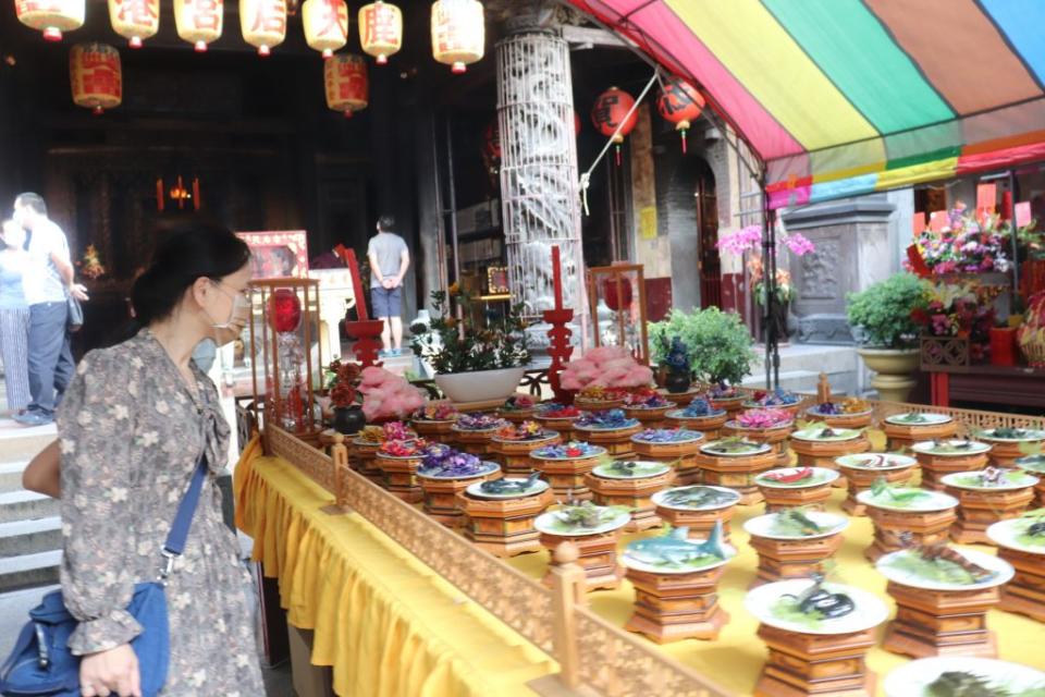 鹿港天后宮以春仔花、米粿雕、香花燈果等恭祝福建湄洲媽祖飛昇得道紀念。（記者何國榮攝）