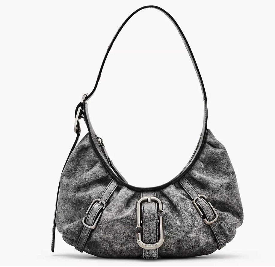 Marc Jacobs 春夏新款The Distressed Leather Buckle Bag HKD$4,690（圖片來源：Marc Jacobs官網）