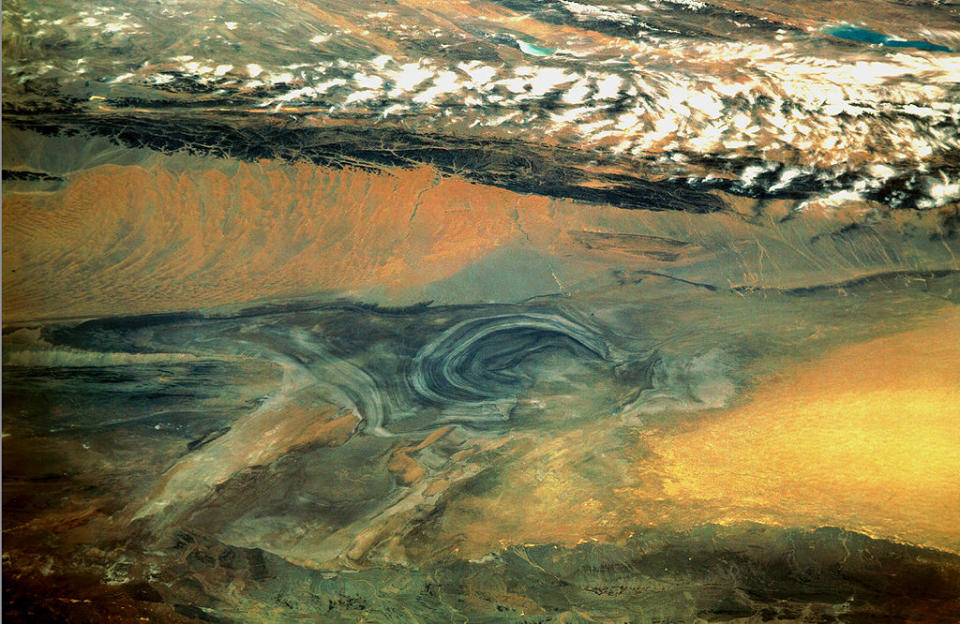 羅布泊 (Photo by NASA. Image courtesy of Earth Sciences and Image Analysis Laboratory, NASA Johnson Space Center. Color adjusting of this image: Michael Gaebler,, Wikimedia Commons提供) 