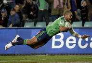 Patrick Osborne from New Zealand's Highlanders scores a try during the Super Rugby semi-final match against the New South Wales Waratahs at the Sydney Football Stadium, Australia, June 27, 2015. REUTERS/David Gray