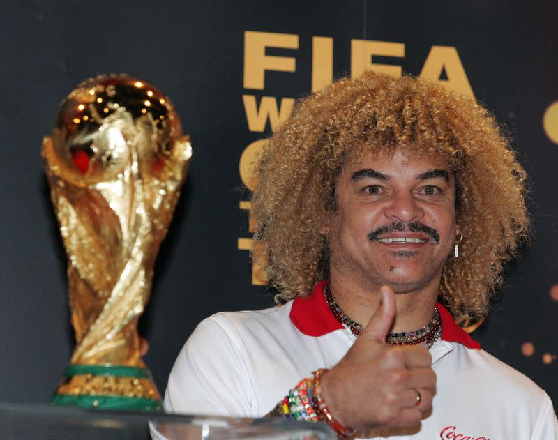 Foto de archivo. El exfutbolista colombiano Carlos "El Pibe" Valderrama posa frente al trofeo de la Copa Mundial de la FIFA en Bogotá