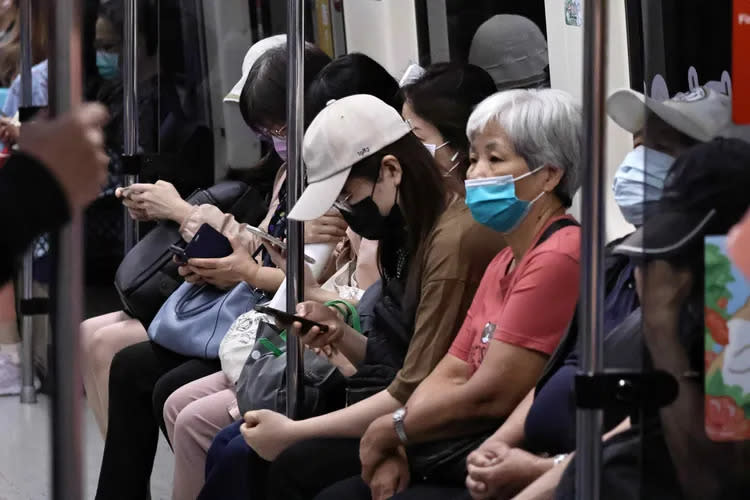 免戴口罩搭捷運首日，民眾還是不習慣。施昂強攝