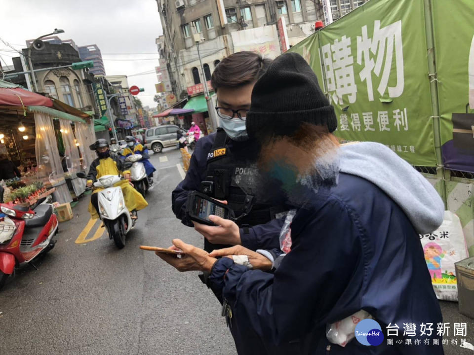  警員陪同老翁找回老伴。