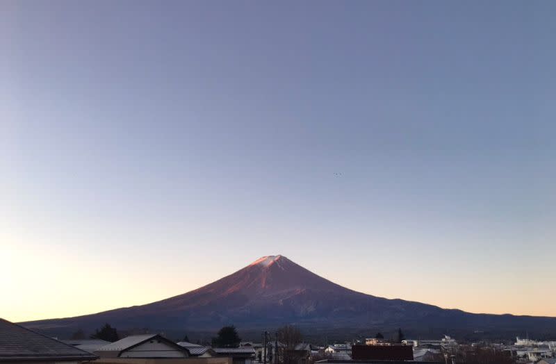 ▲今年富士山到了12月，山頂仍未見白頭，讓不少日本網友相當憂心，紛紛猜測為「火山爆發」前兆，對此，日本氣象新聞也解釋了。（圖／翻攝自推特 ＠take515shi）