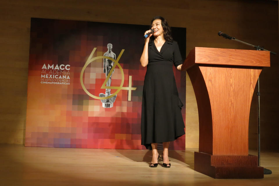 Leticia Huijara, presidenta de la Academia de Cine Mexicano, habla en una conferencia de prensa en la que se anunciaron los nominados a la 64a edición del Premio Ariel, el martes 2 de agosto de 2022 en la Ciudad de México. (Foto AP/Berenice Bautista)