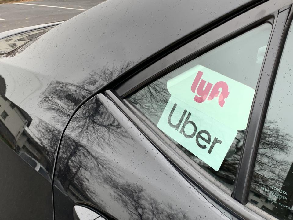 華府規定出租車、Uber、Lyft等網約車的司機和乘客仍須戴口罩。（記者張筠 ╱攝影）