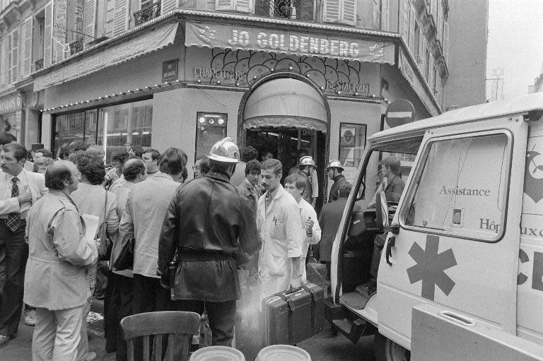 Rescuers give first aid to the wounded on August 9, 1982 after the Chez Jo Goldenberg restaruant in Paris was attacked