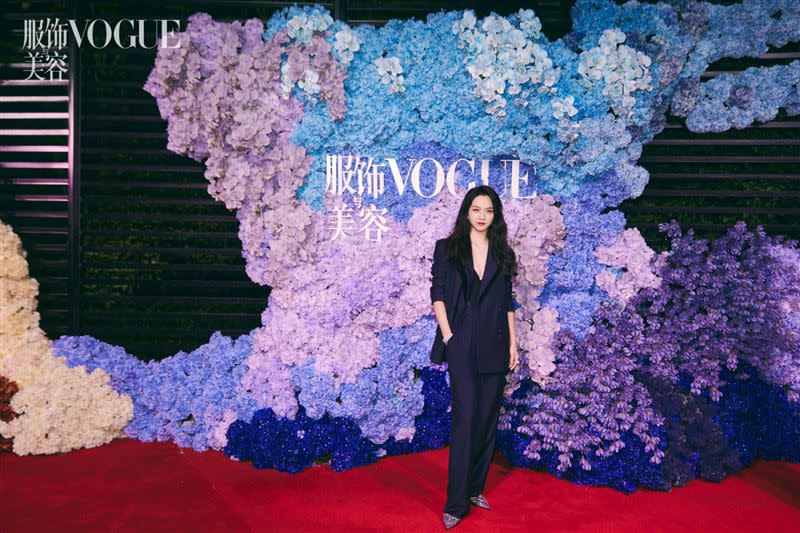 湯唯13出席中國「VOGUE新篇章之夜」活動，不同於其他女星穿晚禮服，她以一身褲裝亮相。（圖／翻攝自微博VOGUE服飾與美容）