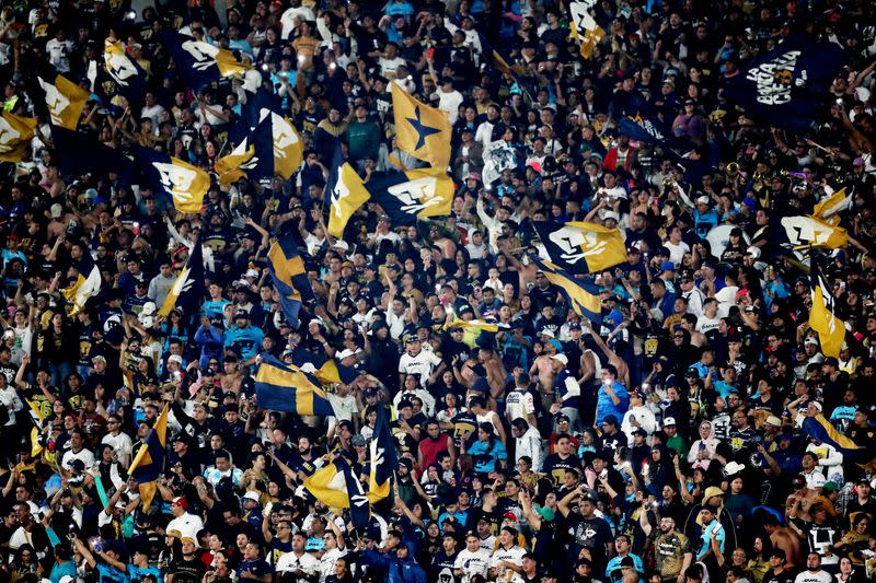 Aficionados de Pumas celebran el triunfo de su equipo ante Pachuca en el torneo mexicano