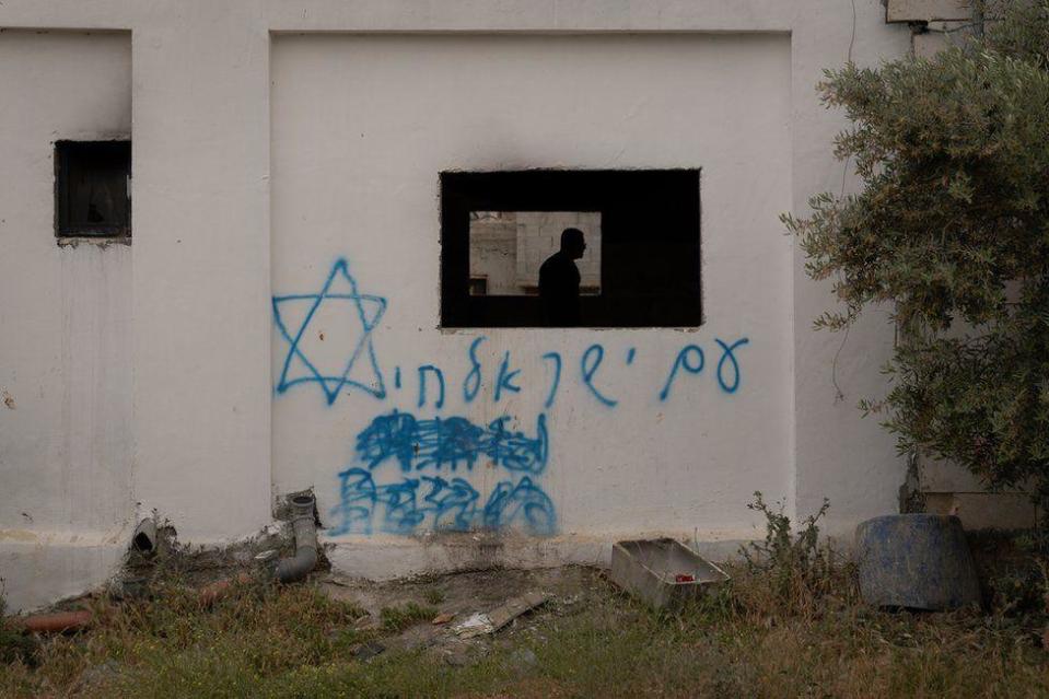 El grafiti en una casa palestina quemada en Cisjordania lee: "Israel vivirá para siempre"