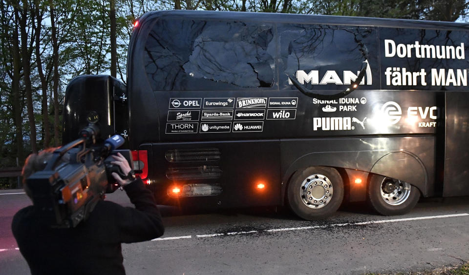 Un camarógrafo capta imágenes del autobús del Borussia Dortmund, que fue alcanzado por explosiones el martes 11 de abril de 2017, cuando transportaba al equipo hacia un partido de la Liga de Campeones (AP Foto/Martin Meissner)