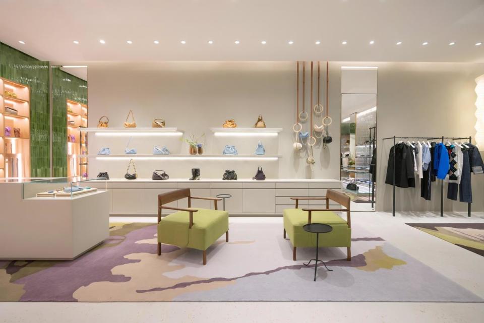 Loewe台中新光三越女裝店布置設計師家具與藝術品，營造家的氛圍。（Loewe提供）