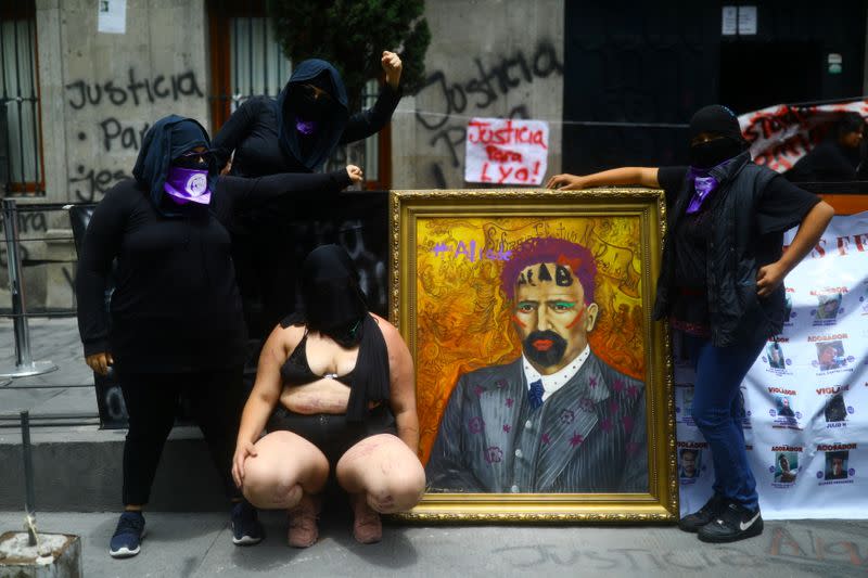 Activistas de un colectivo feminista posan junto a una foto del expresidente Francisco I. Madero frente al edificio de la Comisión Nacional de Derechos Humanos, tras apoderarse de las instalaciones para exigir justicia para las víctimas de violencia de género en México