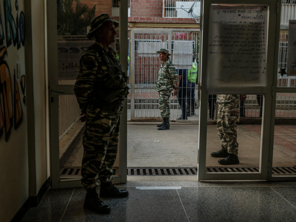 A los observadores de la oposición se les negó la entrada a un centro electoral, en Caracas, el domingo. (Alejandro Cegarra/The New York Times)