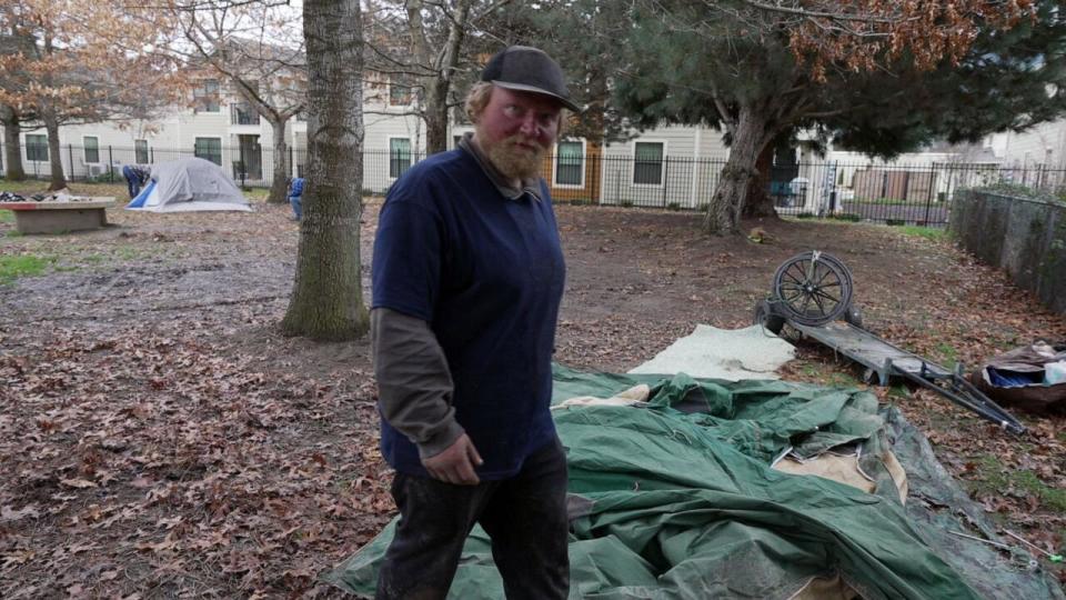 PHOTO: Grants Pass, Ore., native Brandon, 38, erects a tent in Morrison Centennial Park. (ABC News)