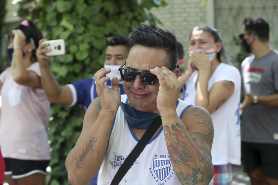 Un hincha del Godoy Cruz lamenta la muerte del futbolista uruguayo Santiago García afuera del edificio de apartamentos donde vivía el jugador, en Mendoza, Argentina, el sábado 6 de febrero de 2021. (AP Foto/Marcelo Ruiz)