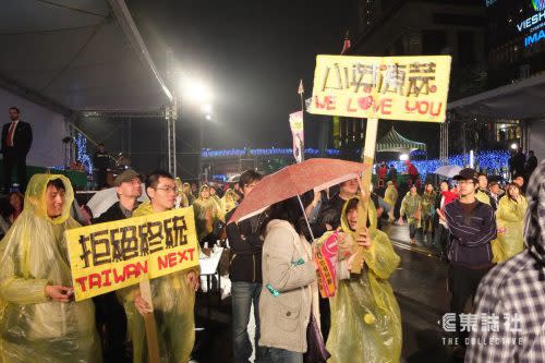 那夜民進黨的總部外下著雨，以 45.63% 落敗的「小英」，發表「最後的一哩路」敗選宣言。