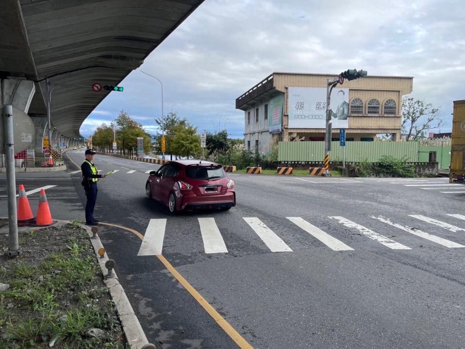 元旦連假首日，蘇花改湧車潮，宜蘭警方不畏低溫加強交通疏導。（警方提供）