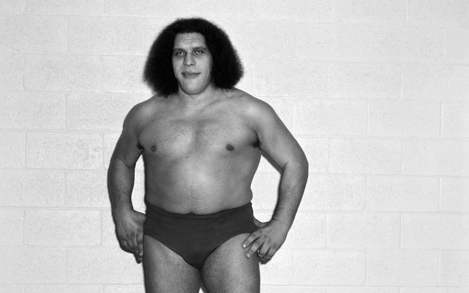 Ein weiterer Gigant. 2,24 Meter, 240 Kilogramm, Schuhgröße 58: Einen solchen Koloss wie André the Giant hatte man bis dahin in der Wrestling-Welt nicht gesehen - und auch später gab es kaum jemanden in der WWE, der es in Sachen Körpergröße mit ihm hätte aufnehmen können. (Bild: The Stanley Weston Archive/Getty Images)