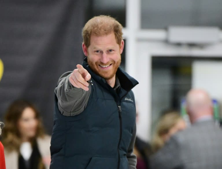 El príncipe Enrique sonríe durante su visita a un centro de entrenamiento deportivo, el 16 de febrero de 2024 en Whistler, al oeste de Canadá (Don MacKinnon)