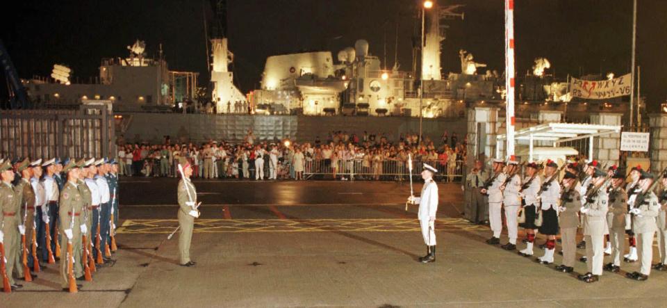 經歷156年英國統治後，添馬艦軍營在1997年移交至中國管理。 (AP Photo/Anat Givon)