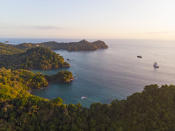 <p>Le Costa Rica est réputé pour ses plages, ses volcans et sa biodiversité. Sur internet, on apprend qu’« environ un quart de sa superficie est constitué d’une jungle protégée et d’une flore et d’une faune extrêmement riches ». Bref, des paysages de cartes postales, idéales pour faire un break, en famille, bien sûr.</p><br>