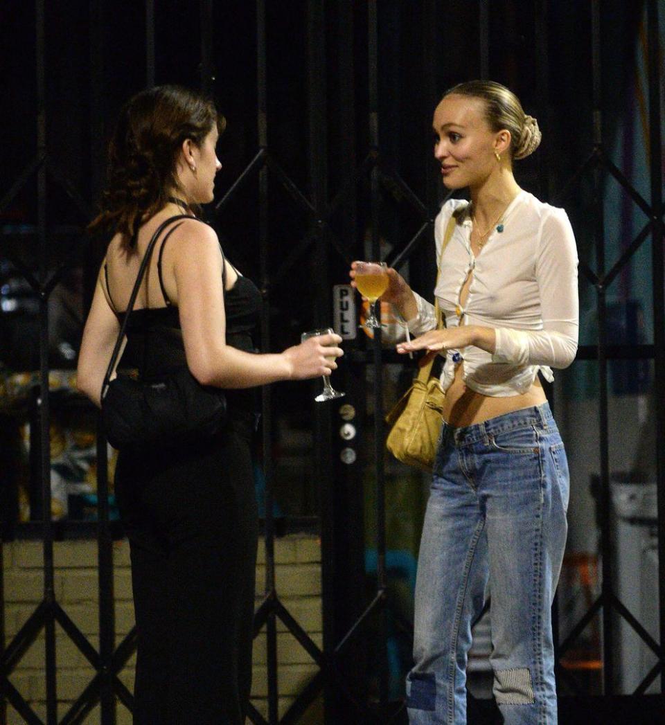 Lily-Rose Depp fue vista fumando y bebiendo con una amiga afuera de un resto de Hollywood. La hija de Johnny Depp, a quien se pudo ver en la polémica serie de HBO The Idol, lucía jeans y una camisa transparente 