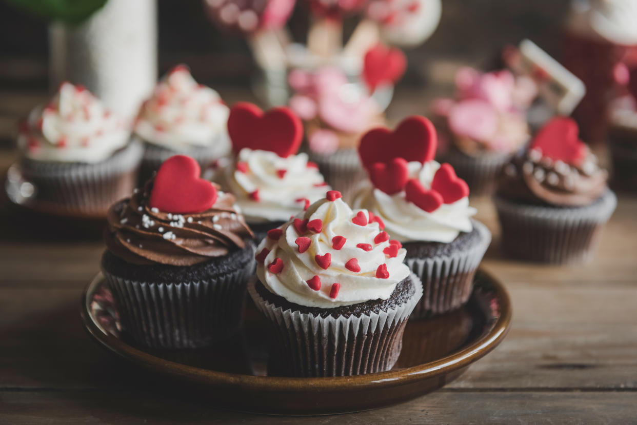 Dass in diesen Muffins eine Liebesbotschaft steckt, ist nicht zu übersehen. Doch kann man den Geschmack von romantischen Gefühlen tatsächlich in einem Gebäck abbilden? Eine Bäckerei hat es gemeinsam mit einem Technologie-Unternehmen versucht. (Symbolbild: Getty Images)