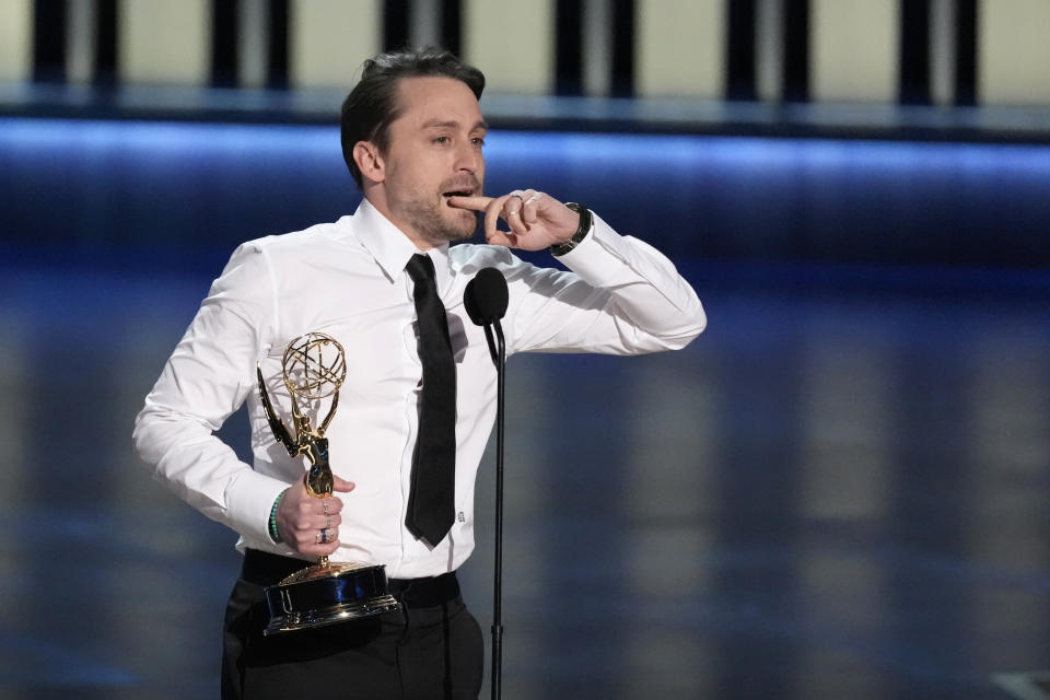 Kieran Culkin recibe el premio a mejor actor de drama por "Succession" en la 75a edición de los Premios Emmy el lunes 15 de enero de 2024 en el Teatro Peacock de Los Ángeles. (Foto AP/Chris Pizzello)