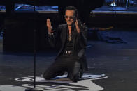 Marc Anthony canta "Patria" en la gala en honor a Rubén Blades como Persona del Año de la Academia Latina de la Grabación, el miércoles 17 de noviembre de 2021 en el hotel y casino Mandalay Bay en Las Vegas. (AP Foto/Chris Pizzello)