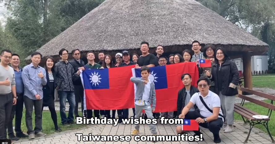 波蘭台灣人社群共同祝賀台灣生日快樂。   圖：翻攝自駐外代表處「多瑙河連線」國慶影片