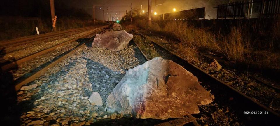 台鐵445車次北上普悠瑪列車遭巨大落石撞擊，1到3車廂出軌。   圖：翻攝「以蘇花公路即時路況為主的平台」臉書